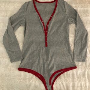 Brand new never worn. Thermal V-neck long sleeve bodysuit with red outline. SzXL